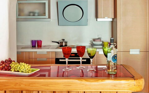 Queen Villa: Meubilair, Keuken, Hout, Countertop, Interieur Ontwerp, Tableware, Cabinetry, Toestel Van De Keuken, Flooring, Fles
