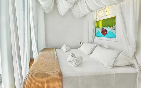 Queen Villa: Meubilair, Interieur Ontwerp, Slaapkamer, Bed, Bedding, Textiel, Linens, Laken, Verlichting, Gordijn