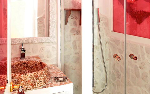 Queen Villa: Badkamer, Muur, Loodgieterswerkinrichting, Interieur Ontwerp, Verdieping, Flooring, Loodgieter, Kraan, Verlichting, Roze