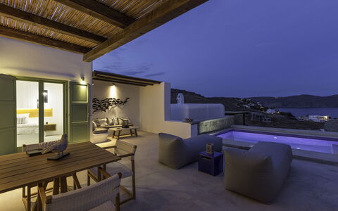 Romantic Getaway: Interieur Ontwerp, Flooring, Verdieping, Huis, Plafond, Appartement, Meubilair, Toevlucht, Stoel, Schaduw