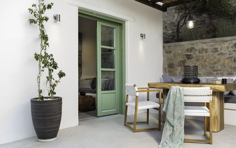 Romantic Getaway: Meubilair, Muur, Interieur Ontwerp, Flooring, Bloempot, Verdieping, Tafel, Stoel, Huis, Kamerplant