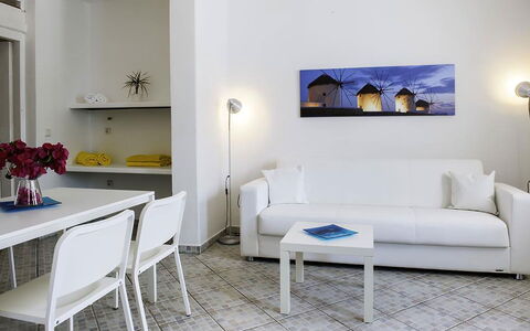 Rose Studio 1: Meubilair, Bankstel, Interieur Ontwerp, Flooring, Woonkamer, Tafel, Verdieping, Kamer, Appartement, Fotolijst