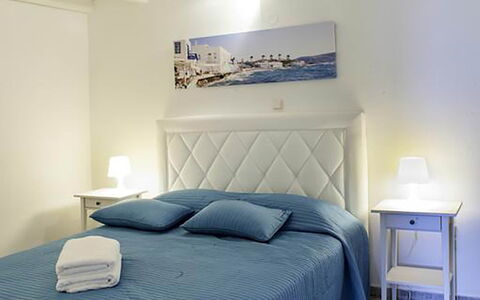 Rose Studio 1: Meubilair, Bed, Slaapkamer, Bedding, Laken, Verdieping, Flooring, Interieur Ontwerp, Linens, Bed Frame
