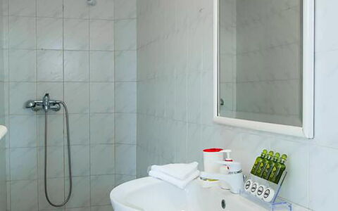 Rose Studio 1: Loodgieterswerkinrichting, Interieur Ontwerp, Badkamer, Flooring, Verdieping, Wc Bril, Toilet, Wastafel In De Badkamer, Wastafel, Kamer