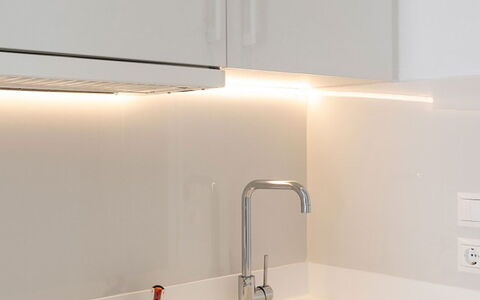 Rose Studio 2: Countertop, Keuken, Gootsteen, Interieur Ontwerp, Wastafel, Loodgieterswerkinrichting, Cabinetry, Kraan, Loodgieter, Flooring