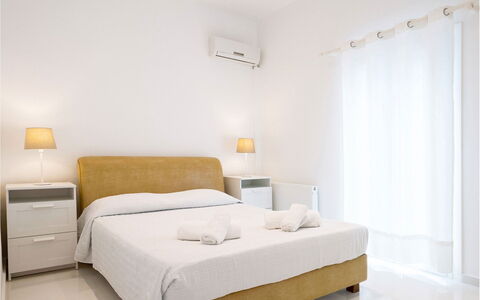 Rose Studio 2: Bed, Meubilair, Interieur Ontwerp, Slaapkamer, Hout, Verdieping, Laken, Bedding, Flooring, Plafond
