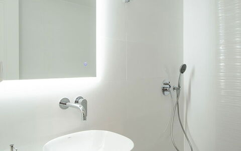 Rose Studio 2: Badkamer, Interieur Ontwerp, Loodgieterswerkinrichting, Wastafel In De Badkamer, Muur, Wastafel, Wit, Kraan, Flooring, Spiegel