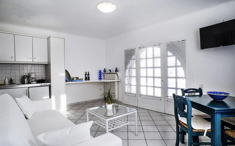 Rose Studio 3: Meubilair, Flooring, Appartement, Interieur Ontwerp, Verdieping, Plafond, Bankstel, Stoel, Woonkamer