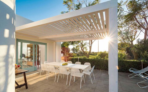 Salt Villa: Plafond, Buitenmeubels, Schaduw, Outdoor Structuur, Pergola, Veranda, Tuin, Patio, Stoel, Eco Hotel