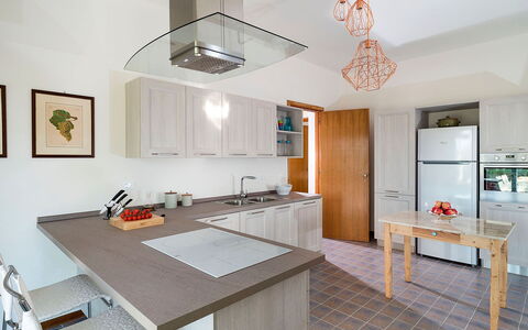 Salt Villa: Meubilair, Keuken, Countertop, Toestel Van De Keuken, Interieur Ontwerp, Cabinetry, Flooring, Verdieping, Hout, Lichte Inrichting