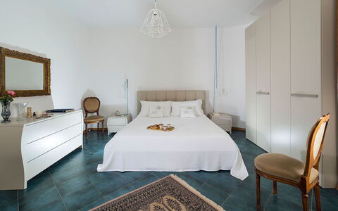 Salt Villa: Meubilair, Bed, Interieur Ontwerp, Slaapkamer, Flooring, Verdieping, Hout, Laken, Bedding, Kamer