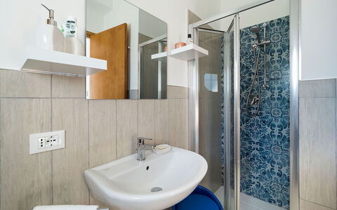 Salt Villa: Flooring, Loodgieterswerkinrichting, Interieur Ontwerp, Verdieping, Wastafel In De Badkamer, Badkamer, Wastafel, Kraan, Kamer, Loodgieter