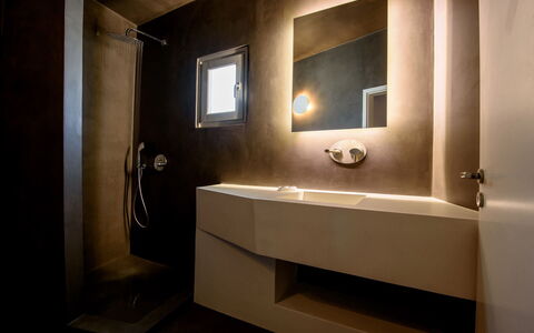 Thera Prince: Muur, Loodgieterswerkinrichting, Wastafel In De Badkamer, Badkamer, Flooring, Interieur Ontwerp, Plafond, Lichte Inrichting, Wastafel, Verdieping