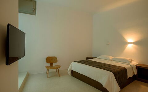 Thera Queen: Interieur Ontwerp, Muur, Flooring, Plafond, Verdieping, Hout, Bed, Slaapkamer, Meubilair, Kamer