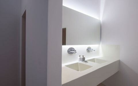 Thera Queen: Loodgieterswerkinrichting, Interieur Ontwerp, Wastafel, Flooring, Kraan, Wastafel In De Badkamer, Badkamer, Loodgieter, Plafond