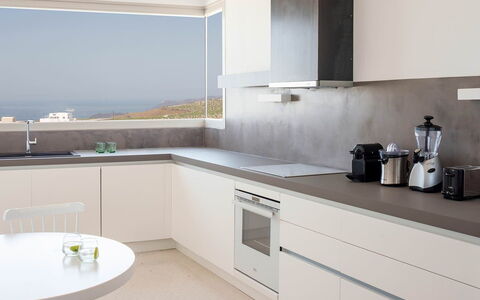 Thera Queen: Interieur Ontwerp, Keuken, Flooring, Countertop, Plafond, Hout, Verdieping, Lichte Inrichting, Meubilair, Cabinetry