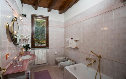 Verbano: Muur, Loodgieterswerkinrichting, Flooring, Badkamer, Kraan, Interieur Ontwerp, Wastafel In De Badkamer, Wastafel, Loodgieter, Verdieping