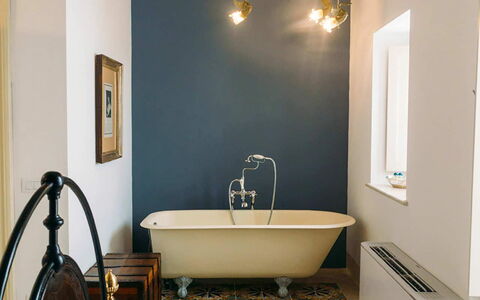Villa Acreide: Muur, Loodgieterswerkinrichting, Interieur Ontwerp, Badkamer, Flooring, Verlichting, Lichte Inrichting, Loodgieter, Verdieping, Kraan