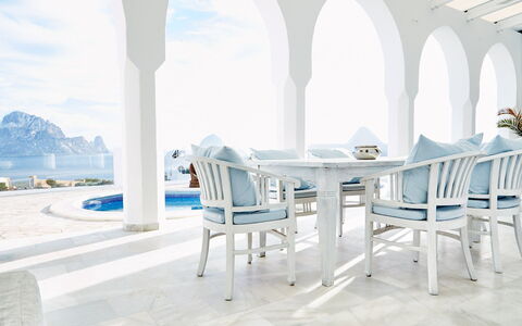 Villa Aldebaran: Meubilair, Blauw, Stoel, Tafel, Interieur Ontwerp, Zee, Buitenmeubels, Koffietafel, Oceaan, Armleuning