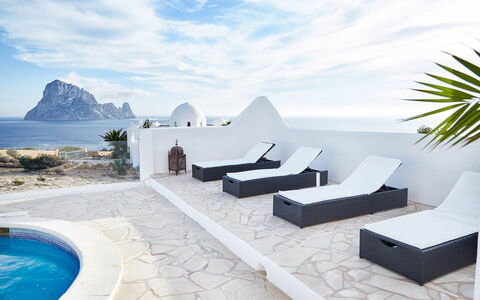 Villa Aldebaran: Blauw, Water, Zee, Meubilair, Kust En Oceanic Landvormen, Oceaan, Kust, Buitenmeubels, Strand