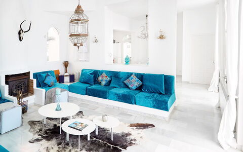 Villa Aldebaran: Meubilair, Blauw, Interieur Ontwerp, Bankstel, Woonkamer, Flooring, Verdieping, Huis, Kussen Gooien, Verlichting