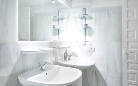 Villa Aldebaran: Wastafel In De Badkamer, Badkamer, Loodgieterswerkinrichting, Wastafel, Interieur Ontwerp, Flooring, Kraan, Verdieping, Loodgieter, Spiegel