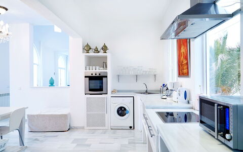 Villa Aldebaran: Interieur Ontwerp, Flooring, Verdieping, Major Appliance, Meubilair, Huishoudapparatuur, Plafond, Keuken, Toestel Van De Keuken, Kamer