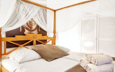 Villa Aldebaran: Meubilair, Bed, Interieur Ontwerp, Slaapkamer, Bedding, Hout, Verdieping, Laken, Linens, Kamer