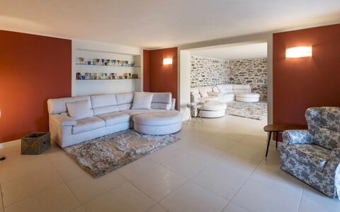 Villa Alina: Meubilair, Interieur Ontwerp, Flooring, Verdieping, Muur, Bankstel, Kamer, Plafond, Hout, Woonkamer
