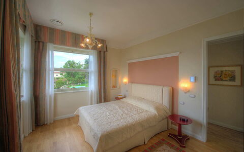 Villa Alina: Interieur Ontwerp, Muur, Slaapkamer, Bed, Plafond, Meubilair, Hout, Verdieping, Flooring, Kamer