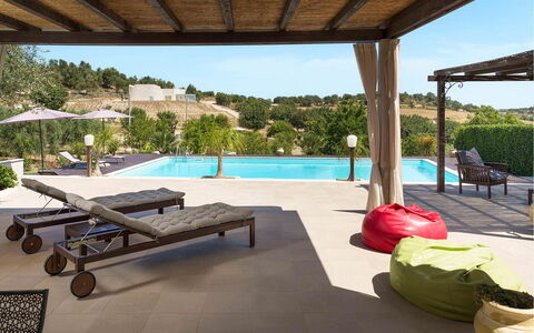 Villa Almond: Zwembad, Meubilair, Buitenmeubels, Toevlucht, Stoel, Vrije Tijd, Schaduw, Ligstoel, Eco Hotel, Patio