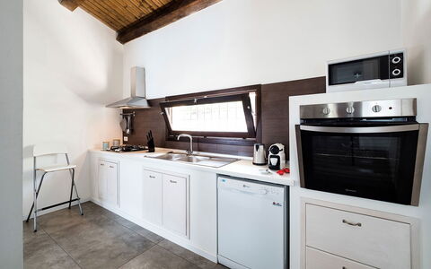 Villa Almond: Keuken, Toestel Van De Keuken, Major Appliance, Countertop, Meubilair, Cabinetry, Interieur Ontwerp, Huishoudapparatuur, Fornuis, Gootsteen