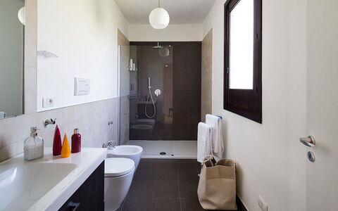 Villa Almond: Badkamer, Flooring, Loodgieterswerkinrichting, Interieur Ontwerp, Muur, Verdieping, Wastafel In De Badkamer, Wastafel, Kraan, Huis