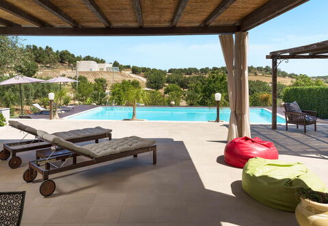 Villa Almond: Zwembad, Meubilair, Buitenmeubels, Toevlucht, Stoel, Vrije Tijd, Schaduw, Ligstoel, Eco Hotel, Patio