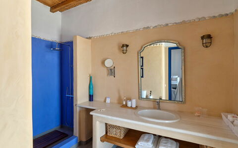 Villa Amaca: Interieur Ontwerp, Flooring, Verdieping, Meubilair, Loodgieterswerkinrichting, Kamer, Wastafel In De Badkamer, Kraan, Plafond, Badkamer