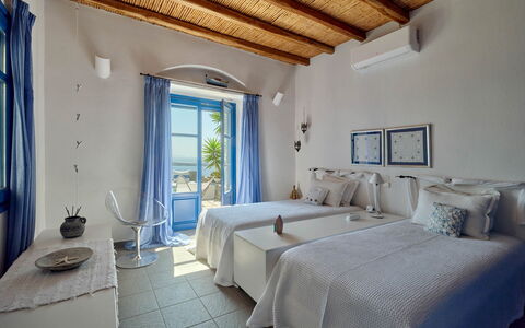 Villa Amaca: Blauw, Meubilair, Toevlucht, Buitenmeubels, Stoel, Zwembad, Appartement, Eco Hotel, Ligstoel, Hotel