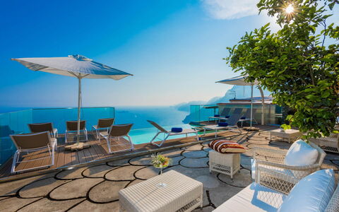 Villa Amanda: Blauw, Water, Zwemwater, Zee, Toevlucht, Kust En Oceanic Landvormen, Kust, Meubilair, Zwembad, Buitenmeubels