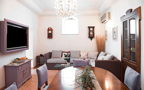 Villa Amanda: Meubilair, Interieur Ontwerp, Bankstel, Tafel, Woonkamer, Hout, Flooring, Kamer, Verlichting, Appartement