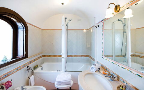 Villa Amanda: Interieur Ontwerp, Loodgieterswerkinrichting, Flooring, Verdieping, Kraan, Badkamer, Plafond, Wastafel, Bad, Loodgieter