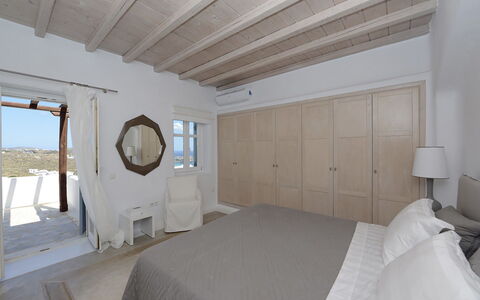 Villa Amon: Meubilair, Flooring, Verdieping, Interieur Ontwerp, Slaapkamer, Plafond, Bed, Appartement, Kamer, Bed Frame