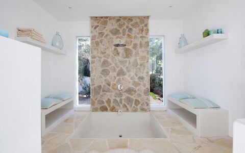 Villa Arenas: Flooring, Verdieping, Interieur Ontwerp, Loodgieterswerkinrichting, Badkamer, Plafond, Tegel, Loodgieter, Kraan, Natuurlijk Materiaal