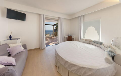 Villa Avion: Meubilair, Slaapkamer, Interieur Ontwerp, Bed, Bedding, Textiel, Verdieping, Laken, Flooring, Appartement