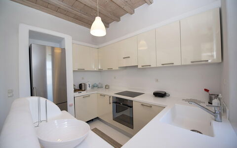Villa Azur: Countertop, Interieur Ontwerp, Flooring, Wastafel, Hout, Loodgieterswerkinrichting, Keuken, Cabinetry, Verdieping, Toestel Van De Keuken