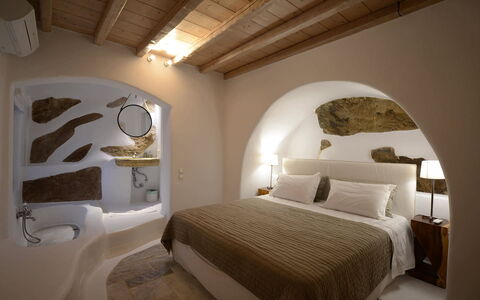 Villa Azur: Slaapkamer, Hotel, Villa, Bedding, Penthouse, Boutique Hotel, Lamp, Lichte Inrichting, Bed, Suite