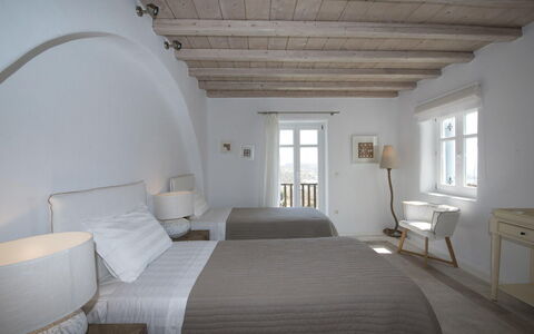 Villa Azur: Muur, Meubilair, Plafond, Slaapkamer, Appartement, Stoel, Bed, Bed Frame, Bedding, Ontwerp
