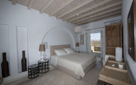 Villa Azur: Slaapkamer, Meubilair, Verdieping, Bed, Bedding, Bed Frame, Laken, Hotel, Hoofdkussen, Lamp