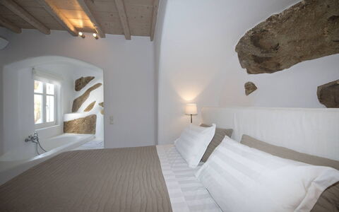 Villa Azur: Muur, Slaapkamer, Plafond, Bedding, Bed, Laken, Hoofdkussen, Hotel, Linens, Suite
