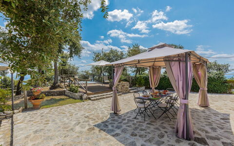 Villa Bastiano: Flagstone, Schaduw, Outdoor Structuur, Tuin, Bloempot, Stoel, Prieel, Buitenmeubels, Landscaping, Patio