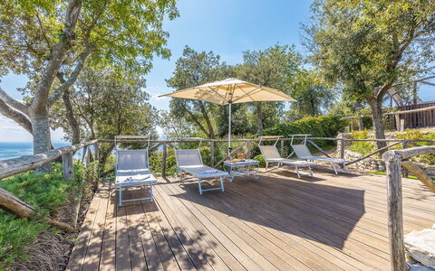 Villa Bastiano: Buitenmeubels, Schaduw, Tuin, Hardwood, Stoel, Dek, Eco Hotel, Plank, Landscaping, Balkon