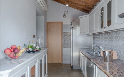 Villa Bastiano: Countertop, Keuken, Interieur Ontwerp, Meubilair, Hout, Major Appliance, Flooring, Cabinetry, Toestel Van De Keuken, Wastafel